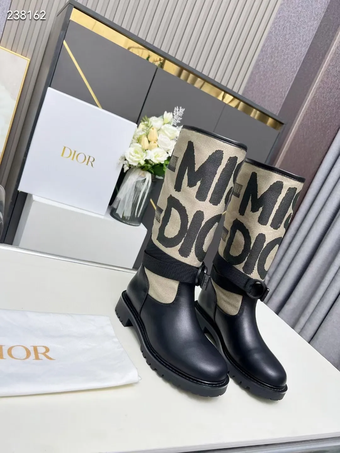 👟👟Ex-factory price 560👟👟 Dior color-blocking new boots for autumn and winter, the latest electric embroidery color-blocking letter logo for autumn and winter, round-toe high-top knight boots for women, Material: first-layer cowhide stitched with electric embroidery fabric, sheepskin lining for feet, original molded TPU outsole Size: 35-40 yards
